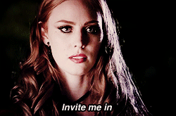 Voici le regard d'une femme ne plaisante pas pour se faire inviter au premier rendez-vous !