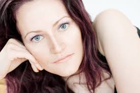 Cougar riche avec des yeux qui sentent le cul