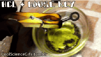 Elle ne veut pas habiter avec lui et brà»le ces clés pour lui faire comprendre !