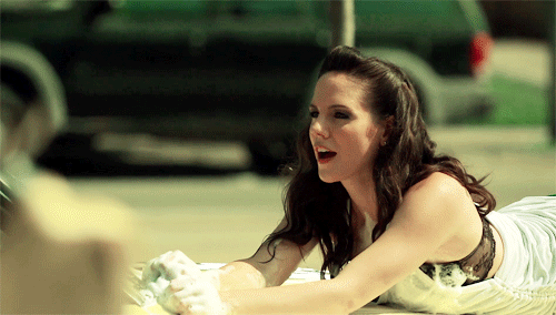 sexy cougar qui se relaxe